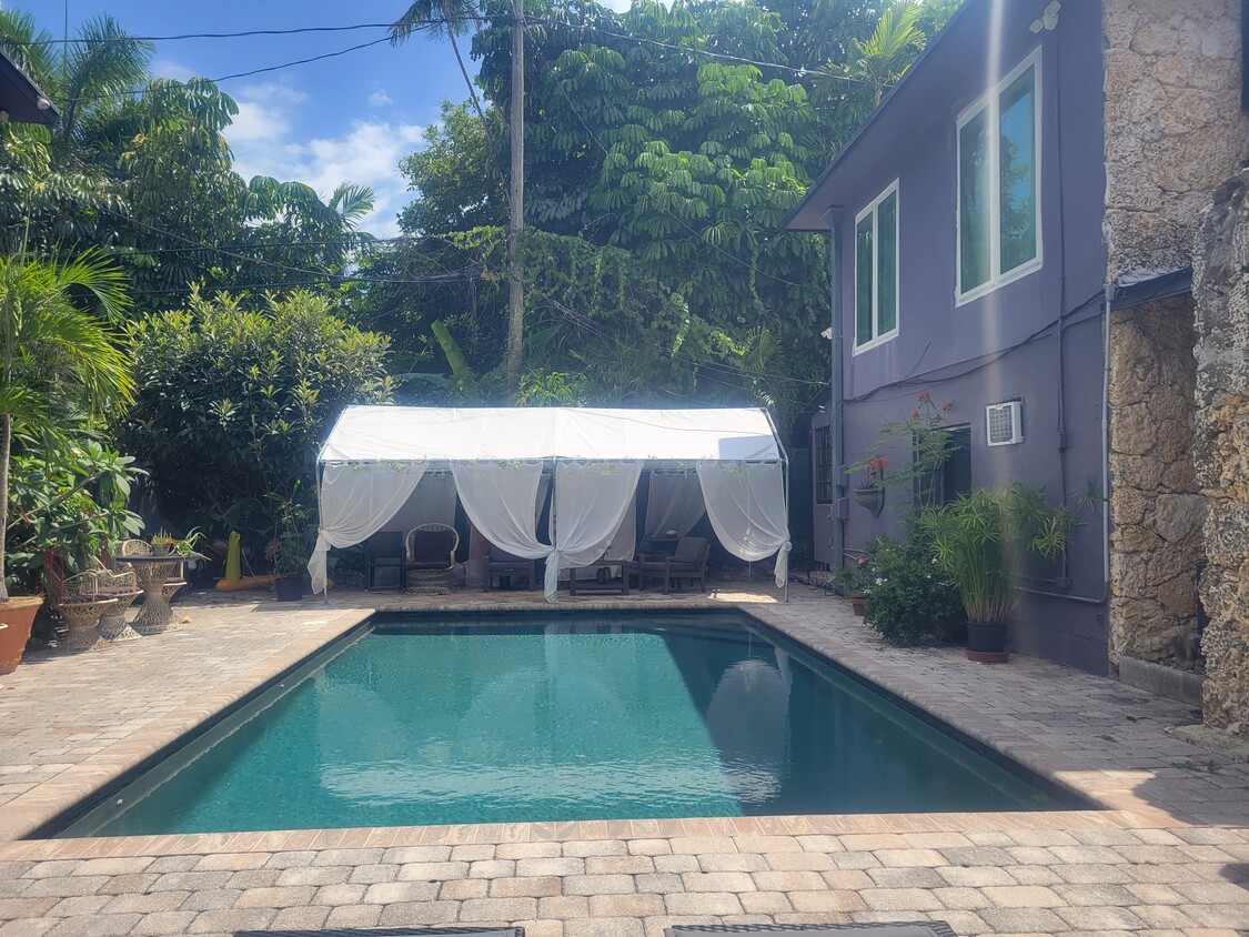 pool and curtained cabana - 3600 N Bay Homes Dr