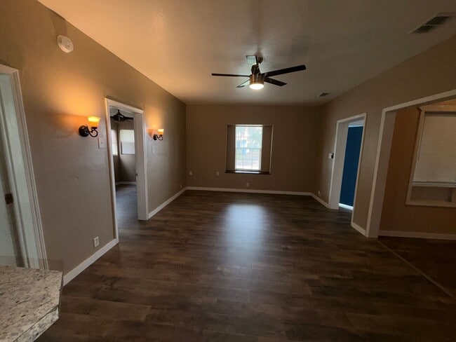 Building Photo - Charming 3-bedroom, 1-bath home is conveniently located with quick access to grocery stores, rest...