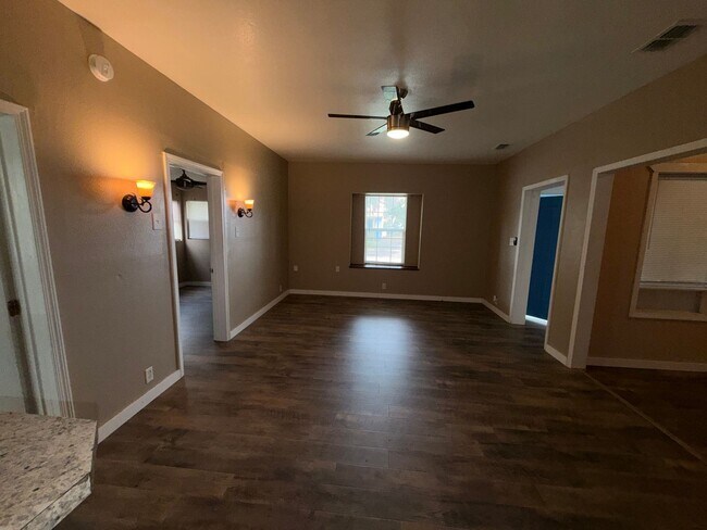 Foto del edificio - Charming 3-bedroom, 1-bath home is conveniently located with quick access to grocery stores, rest...