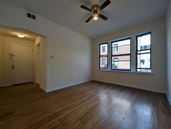 Building Photo - 3147 W Medill Ave