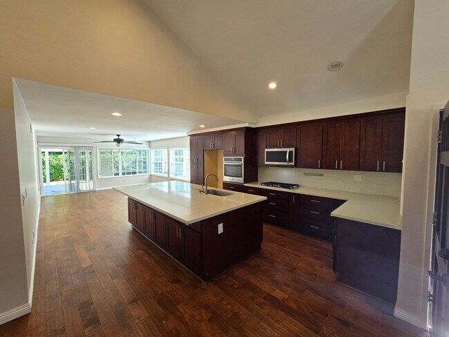 Building Photo - 3 Bedroom 2 Bath Home,