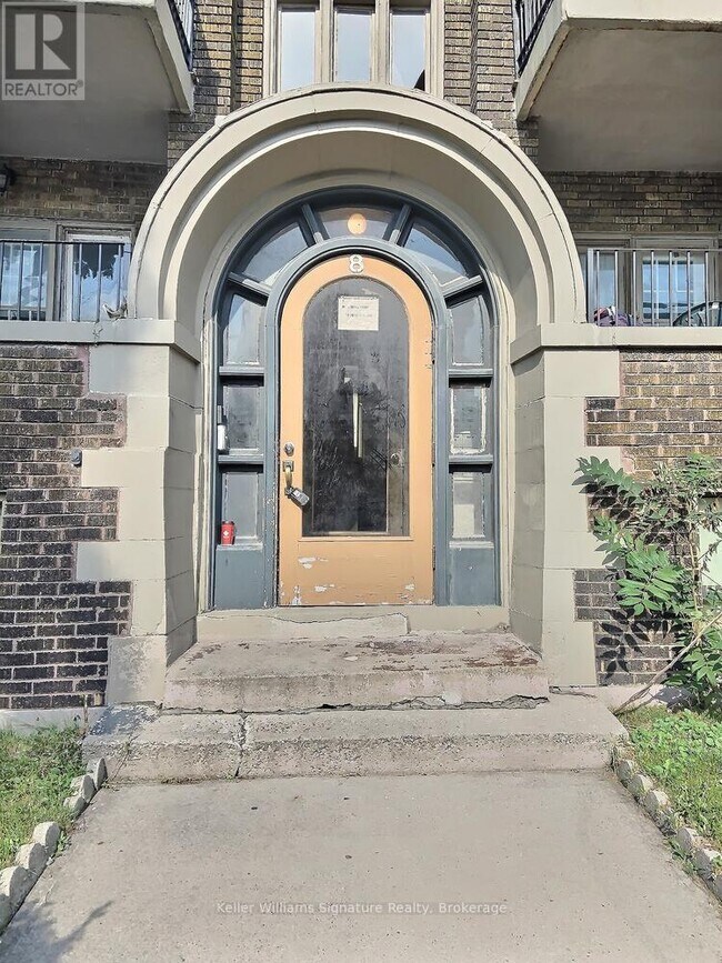 Photo du bâtiment - 8-8 Tisdale St S