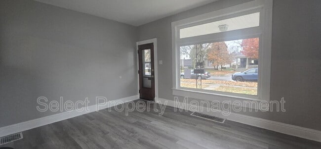 Building Photo - 1112 Lake Ave