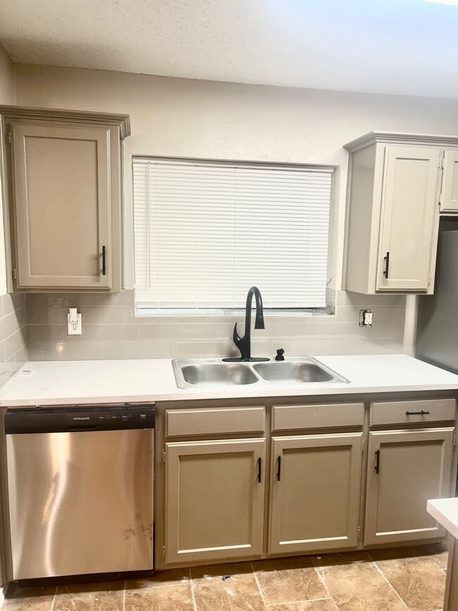 Building Photo - 706 Long Ct