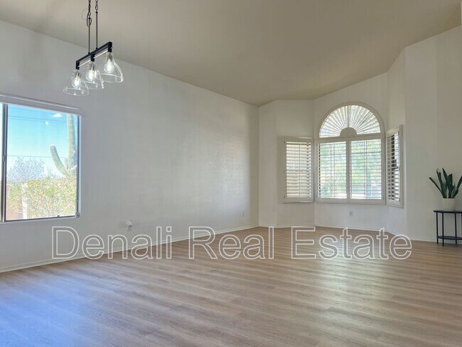 Building Photo - 11012 N Divot Dr