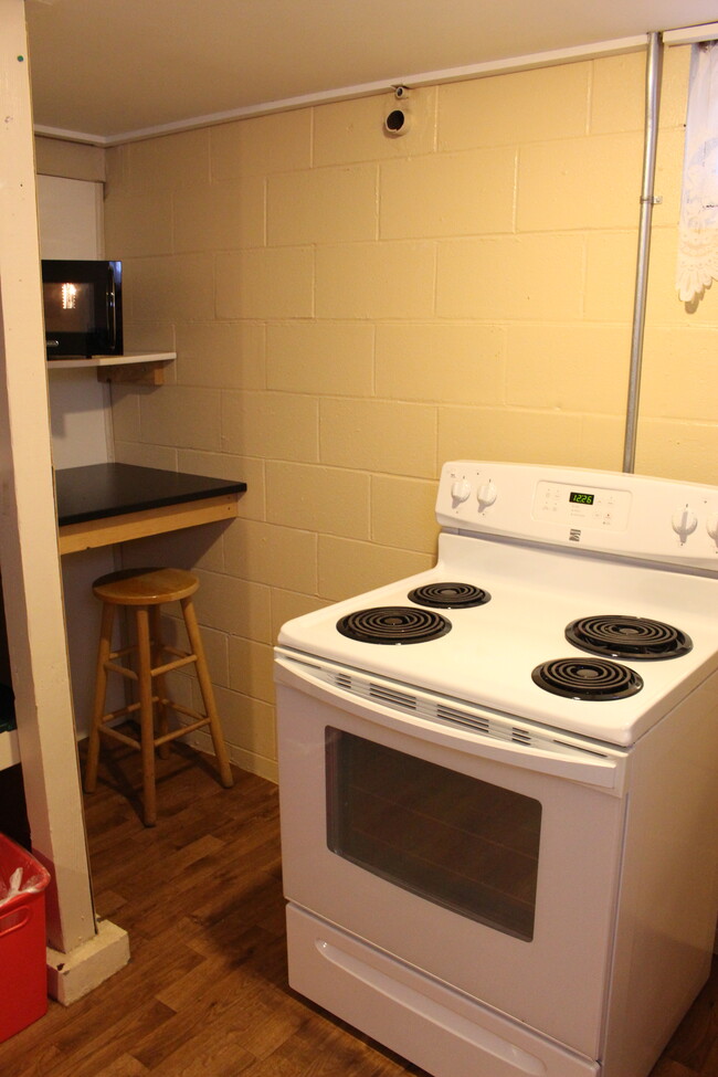 stove, microwave - 2107 4 Ave North