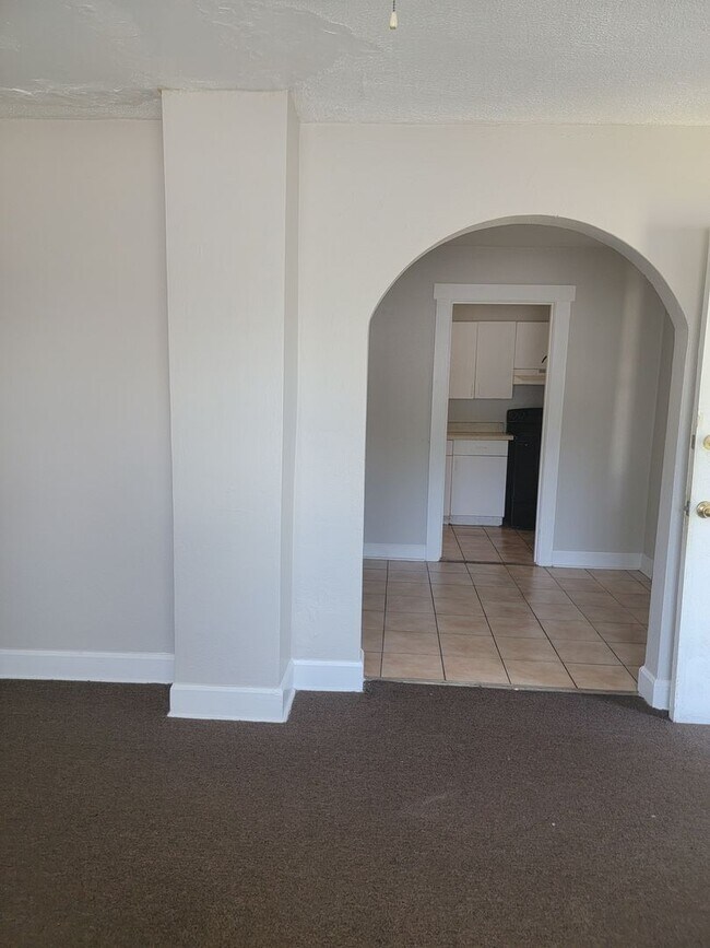Building Photo - Quaint 2 bedroom in St. Petersburg