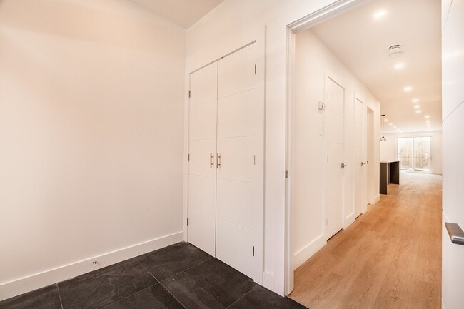 Building Photo - 364 Rue Delinelle