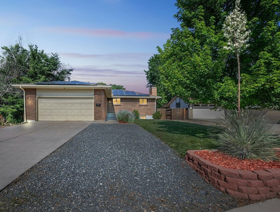 Foto principal - Updated 5BR House near Stanley Marketplace...