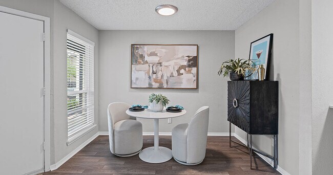 Foto del edificio - The Oakley Apartment Homes