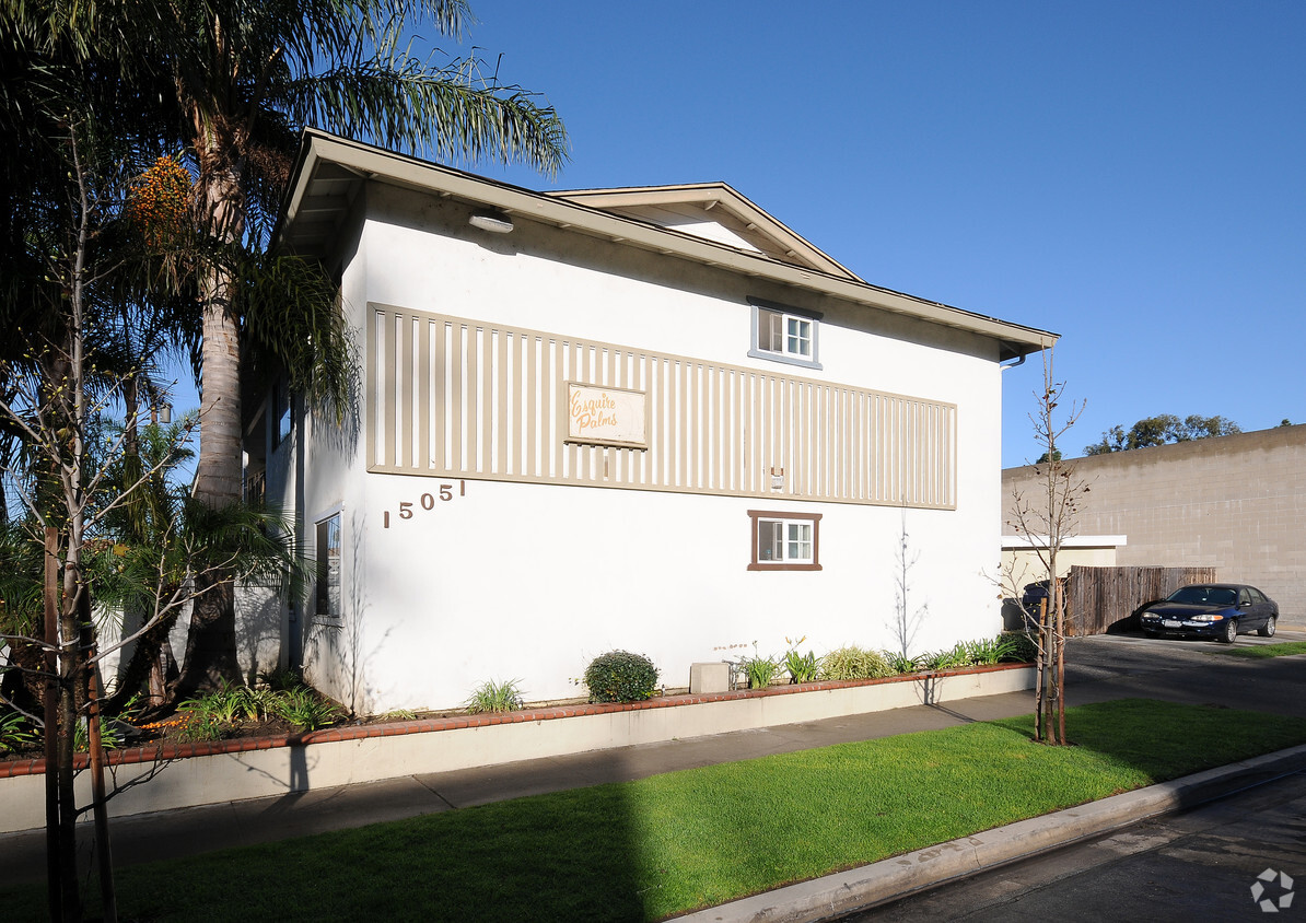 Primary Photo - Esquire Palms Apartments