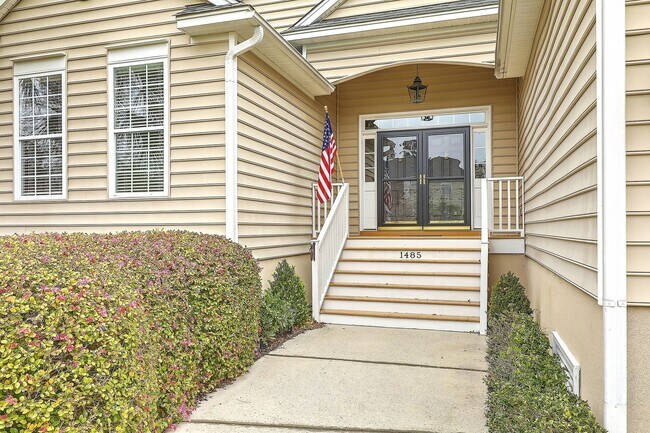 Foto del edificio - FULLY FURNISHED Mount Pleasant Home! 6 Mon...