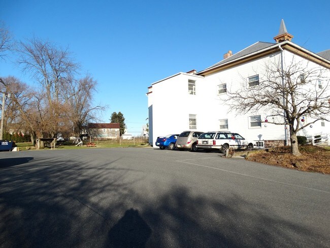 Building Photo - 215 College Ave