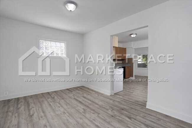 Foto del edificio - 11051 Dodge Ave