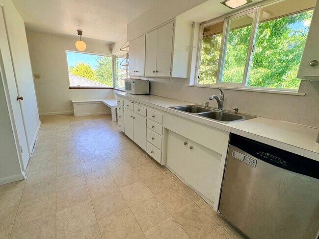 Foto del edificio - 5 Bed/1.5 Bath Beacon Hill Home with Gorgeous Views!