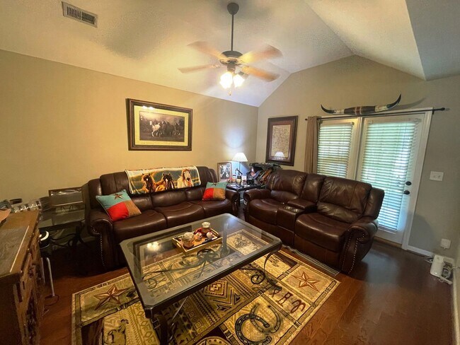 Foto del edificio - One Level two bedroom, two bath townhouse ...