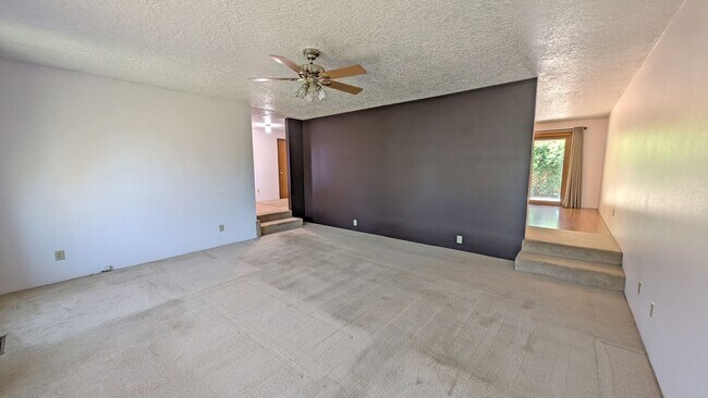 Building Photo - One level home with lots of character in Hillsboro.