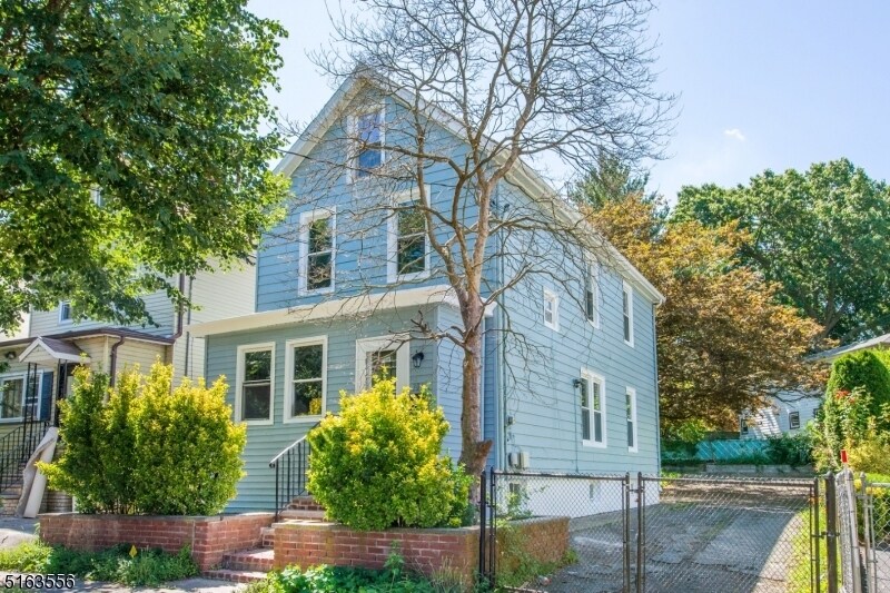 Foto principal - 301 Burgess Pl