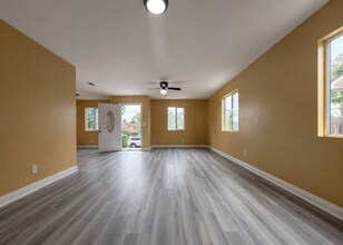 Building Photo - 943 W 68th St