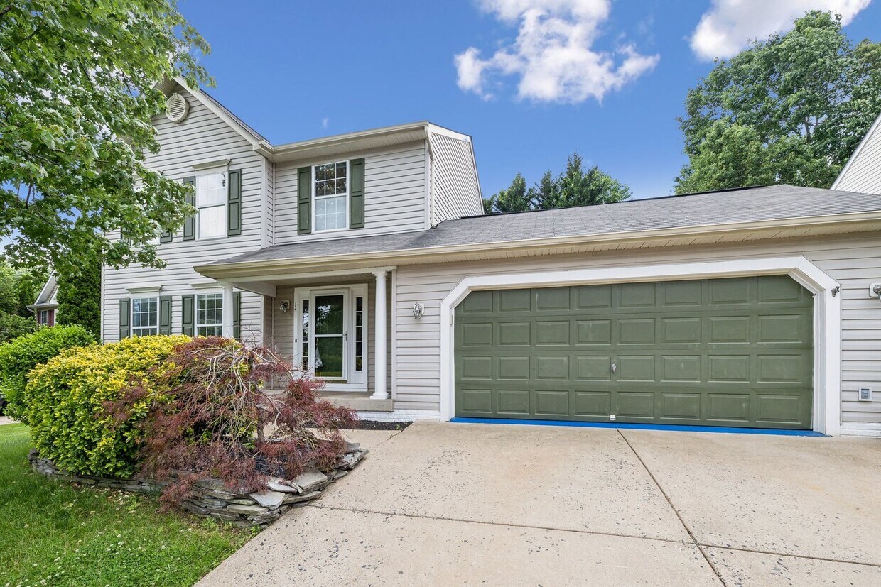 Foto principal - Featuring 4 spacious bedrooms and 3 modern...