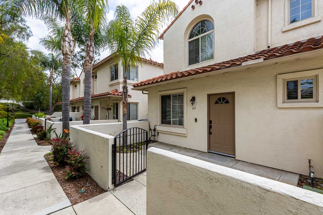 Foto principal - ***3 BED 2.5 BATH TOWNHOME***OCEANSIDE***