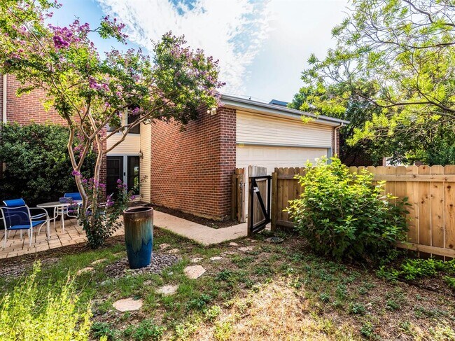 Foto del edificio - 3214 Foster Ln