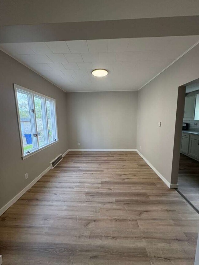 Foto del edificio - Spacious 4-Bedroom Home in Cleveland