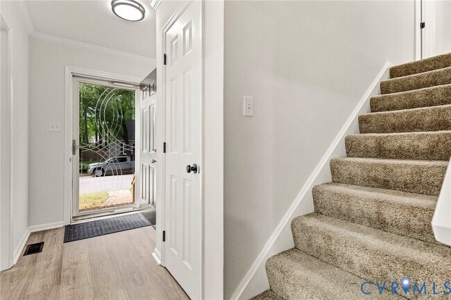 Foto del edificio - 9015 Covewood Rd