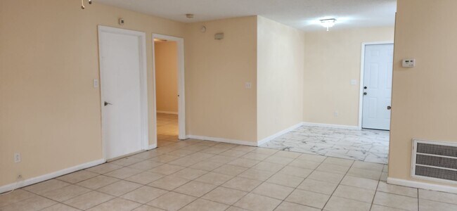 Building Photo - 4 bedroom 2 bath