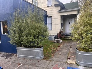 Building Photo - 5415 6th Ave NW