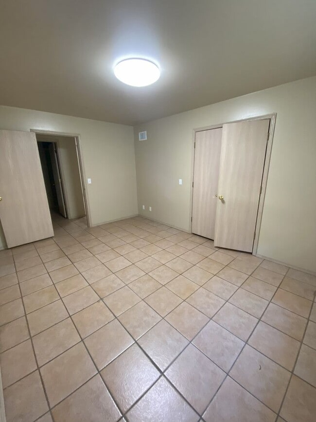 Building Photo - 110 W 5th St