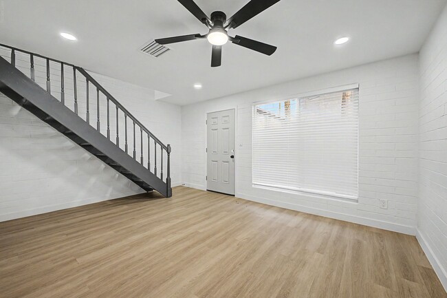 Foto del edificio - Gorgeous 2 Bed + Bonus Room | Large Private Yards | Resort Pool | 8 Weeks Free Rent!