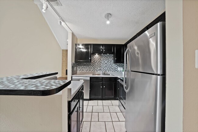 Foto del edificio - 2428 Forest Brook Ln