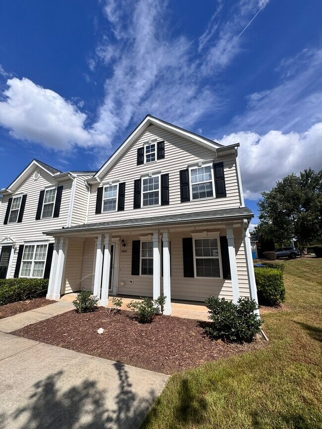 Foto del edificio - Great space in this 3 bedroom 2 and 1/2 bath end unit Townhome!