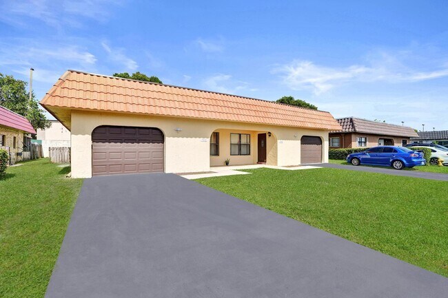 Foto del edificio - 7010-7012 NW 78th Ave