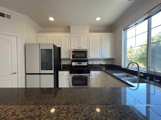 Foto del edificio - Stunning Townhome for Lease in the Heart o...