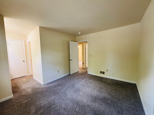 Building Photo - 111 Canterbury Ct