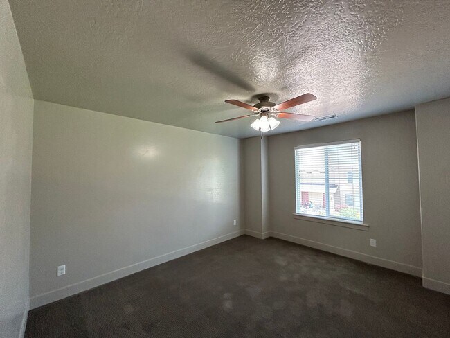 Building Photo - 3 Bedroom 2.5 Bathroom Townhome