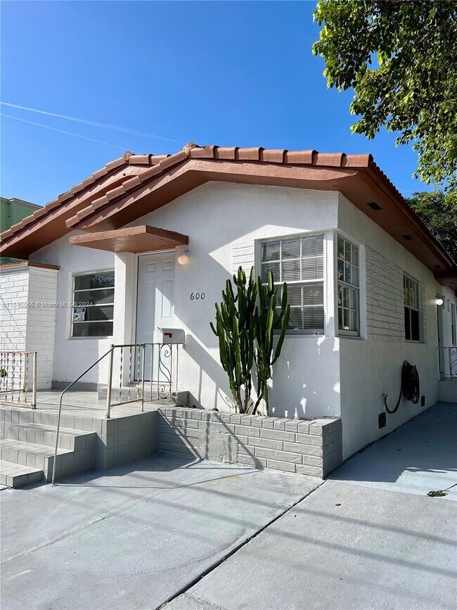 Foto del edificio - 600 SW 16th Ave