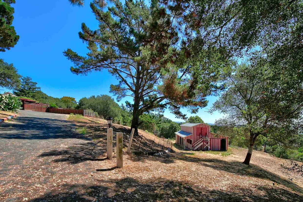 Private Barn Access - 90 Skyway Ln