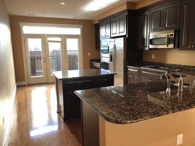 Building Photo - Well Appointed Luxury Townhome with 2 Car ...