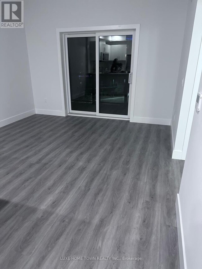 Photo du bâtiment - 1000-1000 Lackner Blvd
