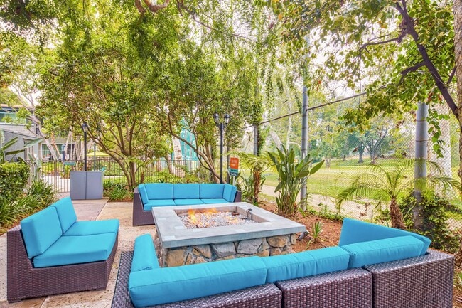Building Photo - Rancho Los Feliz
