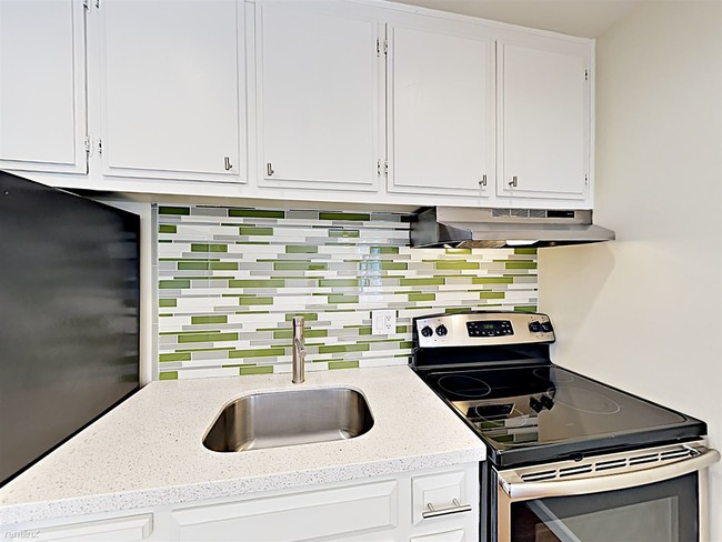 Building Photo - Studio, 1 bath  - 2400 Q St Apt 105 Apt 105