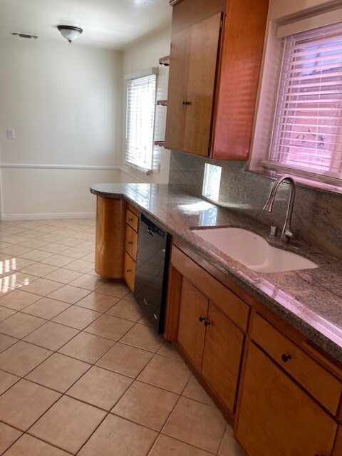 granite counters - 4912 Van Noord Ave