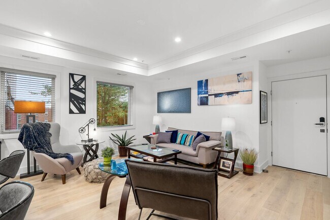 Foto del edificio - 2 Bed 2 Bath - Adams Morgan Condo - Comple...