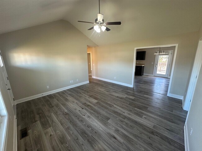 Foto del edificio - 427 Lansing Ln