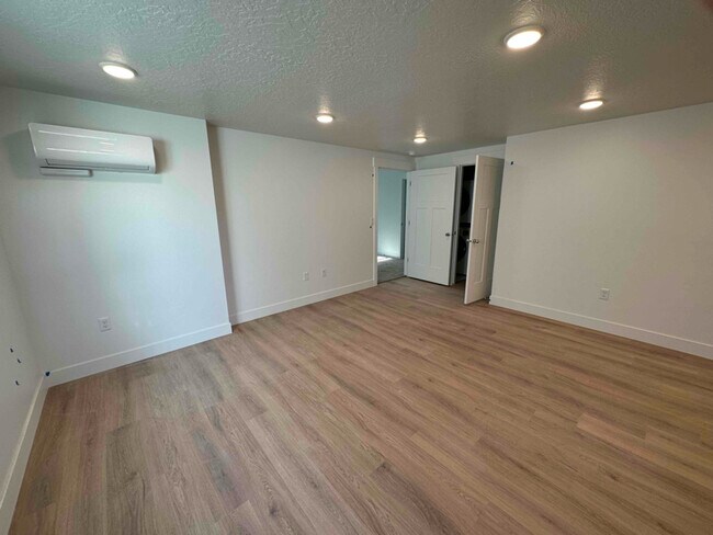 Building Photo - 300 300 N