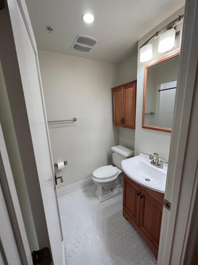 Cuarto de baño para huéspedes - 3220 17th St NW