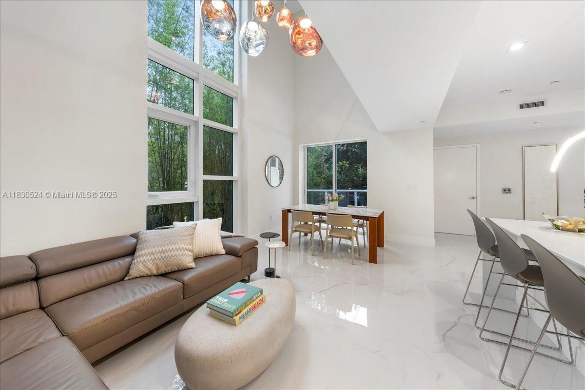 Foto principal - 455 NE 39th St